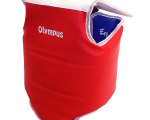 Taekwondo Θώρακας Olympus Διπλής Όψεως Σκληρός Μαλακό και παχύ EVA αφρολέξ εσωτερικά εξασφαλίζει μέγιστη προστασία και άνεση στον μαθητή, στο στήθος, ώμους, πλάτη και πλευρές του σώματος. Κατασκευασμένος από ποιοτικό PU Εσωτερικά μαλακό και παχύ EVA αφρολέξ Μέγιστη προστασία και άνεση Προστατεύει το στήθος, ώμους, πλάτη και πλευρές του σώματος Χρώμα: μπλε/κόκκινο διπλής όψεως Μεγέθη: XXS, XS, S, M, L, XL